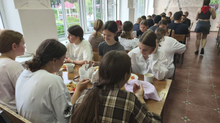 Наша столовая и мы в ней сытые и довольные. ДОЛ 